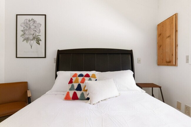 Building Photo - 901 Center St NE