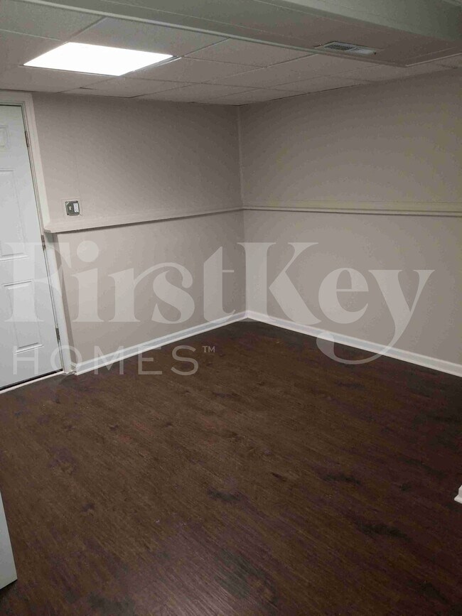 Building Photo - 422 E Tulip Dr
