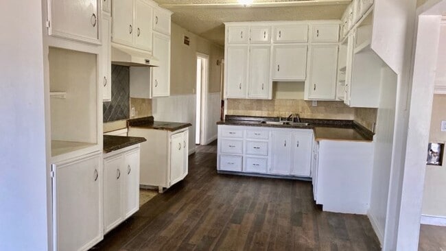 Building Photo - Handyman Special $0 First Month's Rent / “You fix, you SAVE BIG!!” Contact Mayshell for details: ...