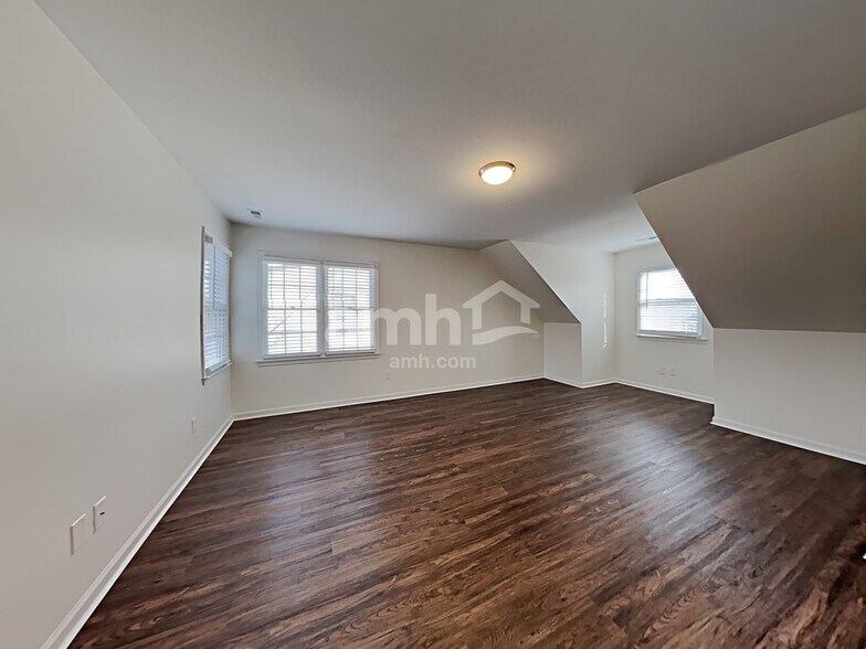 Building Photo - 925 Alba Rose Ave