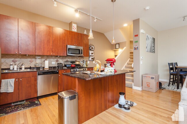 Building Photo - 648 W 16th St