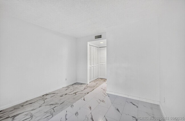 Building Photo - 1628 SE Green Acres Cir