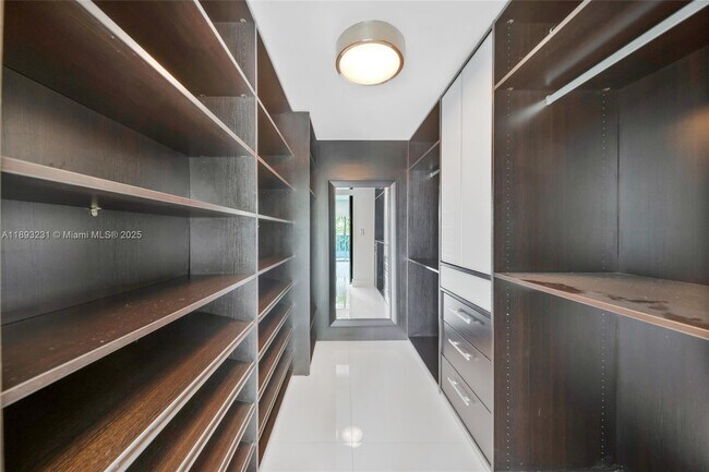 Building Photo - 200 Biscayne Blvd Way