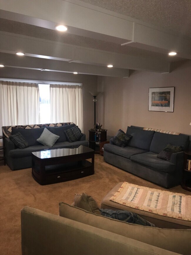 Building Photo - UNFURNISHED Upgraded Condo in Central location - Quiet Condominium Complex