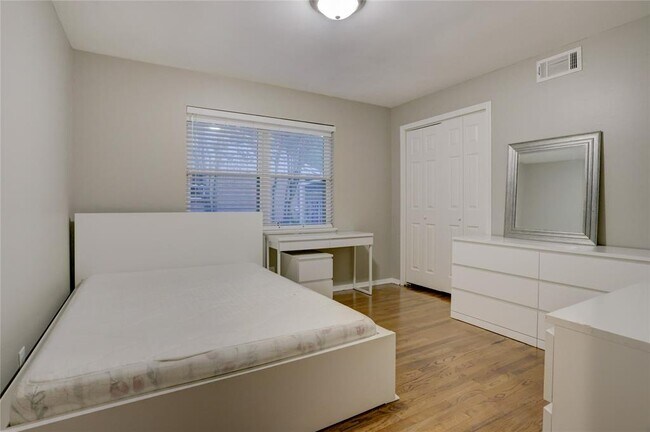 Building Photo - 11102 Atwell Dr