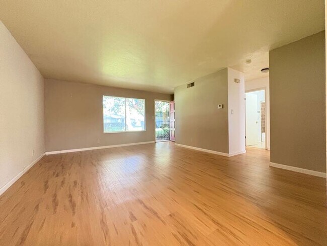 Building Photo - Cute 2 Bedroom Condo