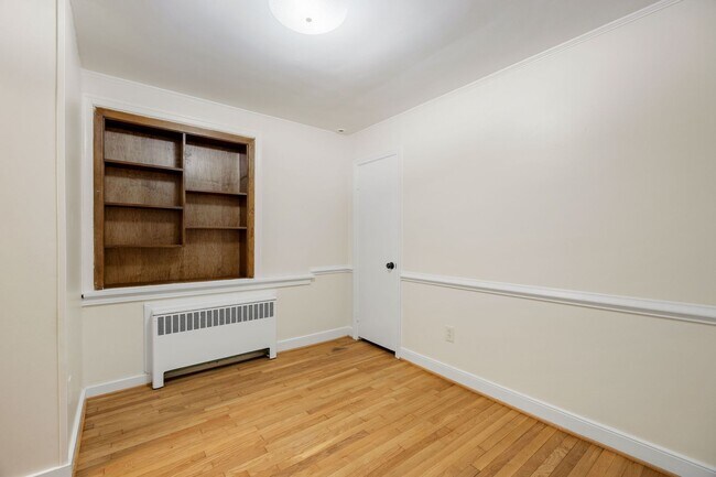 Building Photo - Beautiful 2 Bedroom Corner Lot of Park Ave! ***Available Late June 2026***