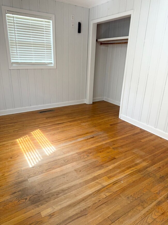 Building Photo - Charming Move-In Ready Home with Bonus Space & Spacious Yard!