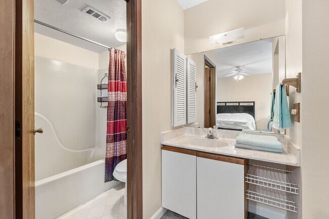 Building Photo - 7814 Shadowood Dr
