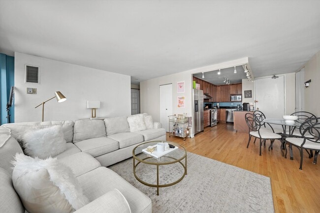Building Photo - 444 W Fullerton Pkwy
