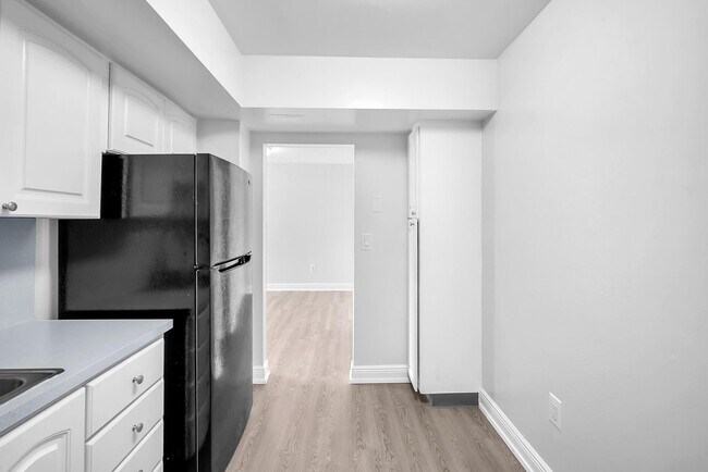 Building Photo - 100 Kings Point Dr