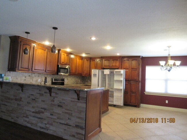 Building Photo - Fantastic home located in Eastlake