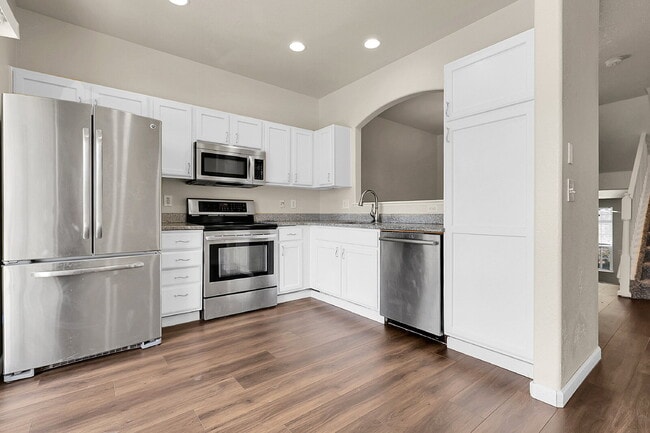 Building Photo - $2,695- 3 Bed, 3 Bath Updated Townhouse wi...