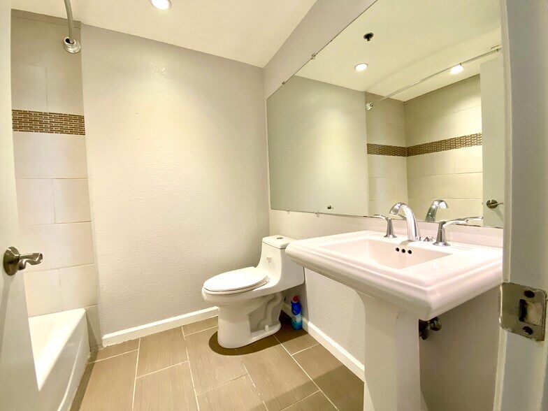 Building Photo - 411 Park Ave