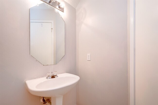 Building Photo - 12654 Pine Bush Dr