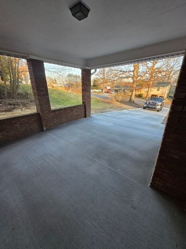 Building Photo - Charming 3-Bedroom, 2-Bathroom Brick Home for Rent