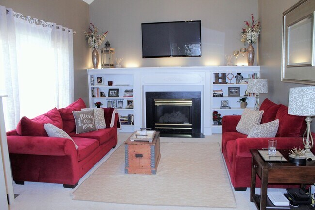 Building Photo - Beautiful home with Fenced Yard & Screened Porch!