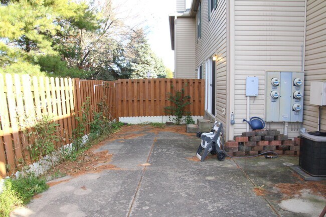 Building Photo - 5702 Mango Ln