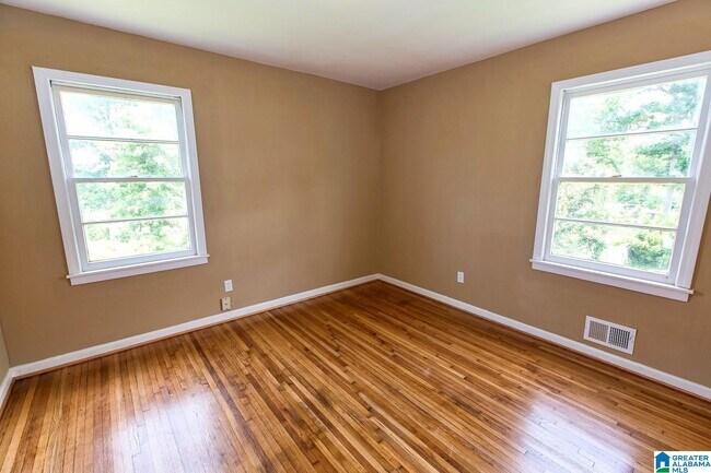 Building Photo - 901 28th Ave NE