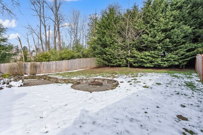 Building Photo - Beautiful 3 bed/2.5 bath Split Level Home – Close to Boeing & The Landing