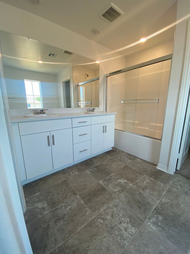 Building Photo - Like New Menifee 4 Bedroom Home