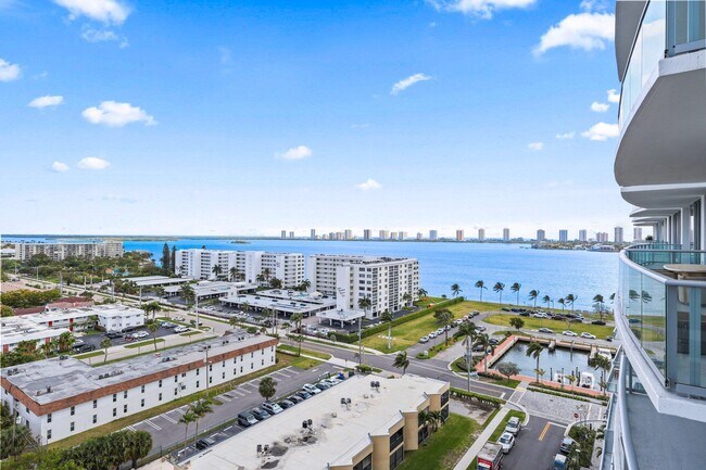 Building Photo - 220 Lake Shore Dr