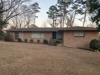 Building Photo - Three bedroom two bath home in Hoover righ...