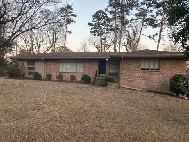 Primary Photo - Three bedroom two bath home in Hoover righ...