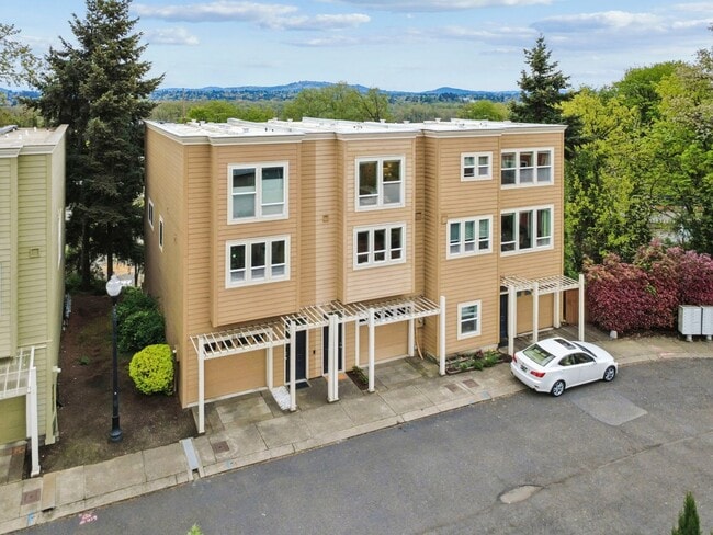 Building Photo - Spectacular SW Portland 2 bedroom Townhouse