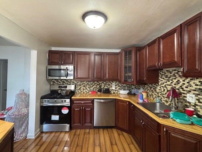 Primary Photo - Cute & Cozy 2 BR/1 BA Single Family Home i...