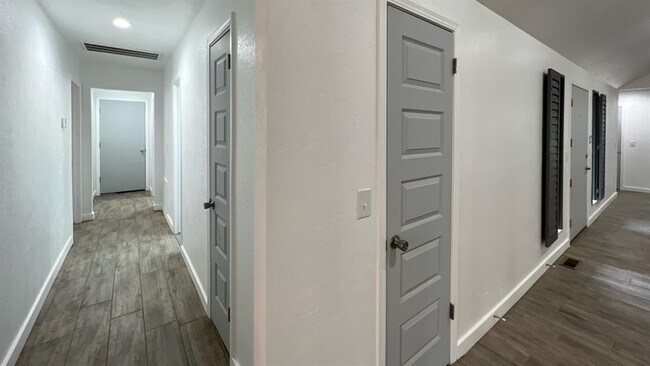 Building Photo - 12510 Maple Ridge Rd