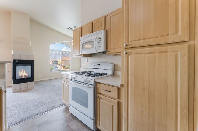 Building Photo - Gated Community Townhome 2 bedroom, 2 bathroom, 1 car garage