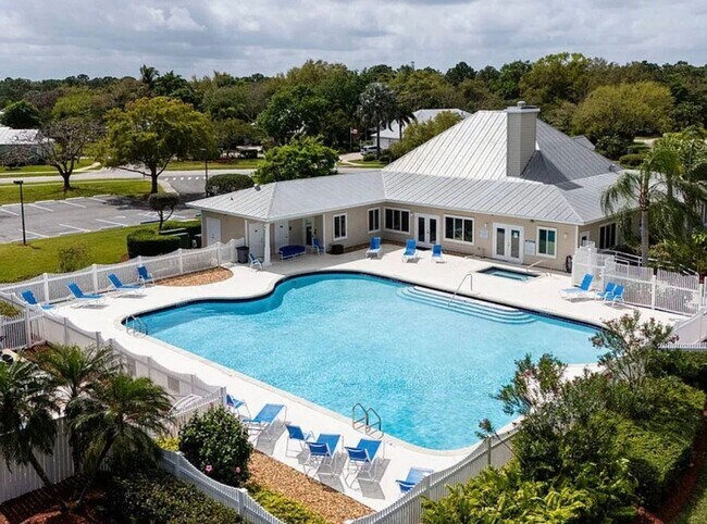 Building Photo - 3 Bedroom 2.5 Bathroom Townhome with 2 Car Garage and Fenced Patio!**ASK ABOUT MOVE IN SPECIAL**