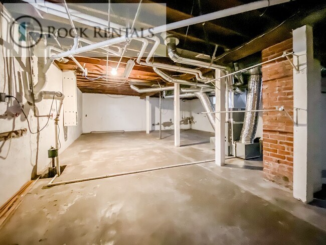 Building Photo - 2 Bed 1 Bath with Hardwood floors