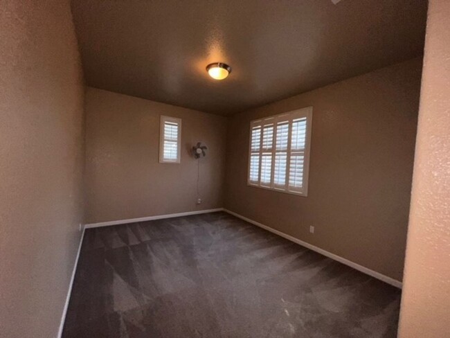 Building Photo - 6 Bedroom, 4 Bath Home close to schools an...