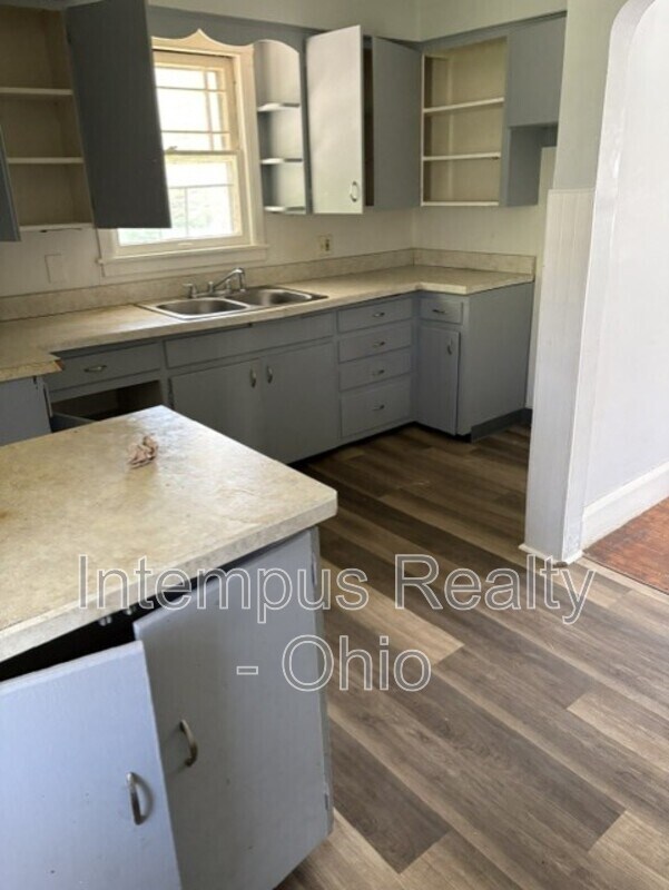 Building Photo - 231 Marmion Ave
