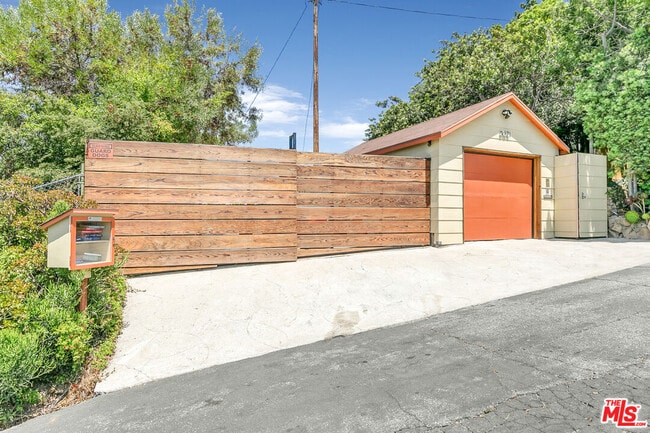 Building Photo - 2021 Park Dr