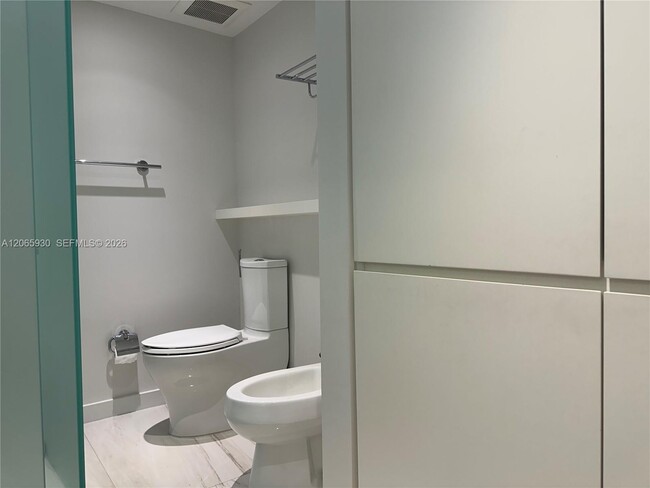 Building Photo - 251 Crandon Blvd