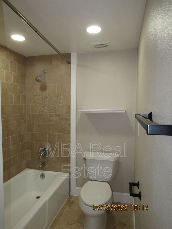 Building Photo - 2802 E Weldon Ave