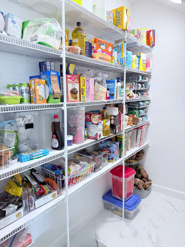 Building Photo - 5 Bedroom and 6 Bathroom, Lake view House