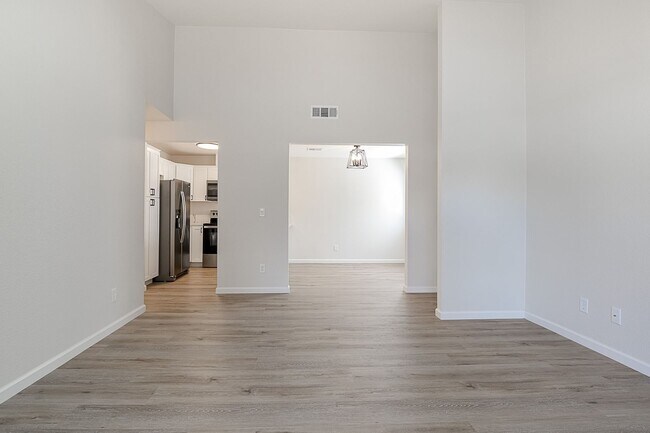 Building Photo - Newly remodeled upstairs condo in gated co...