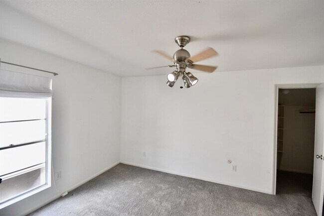Building Photo - 4404 Basswood Ln