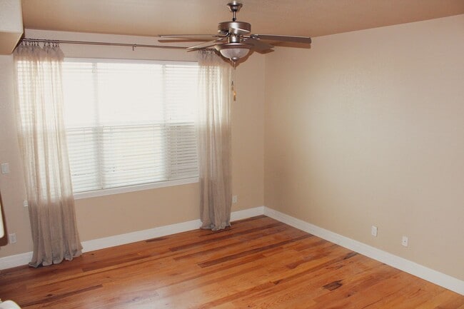 Building Photo - Meticulously maintained townhome on August...