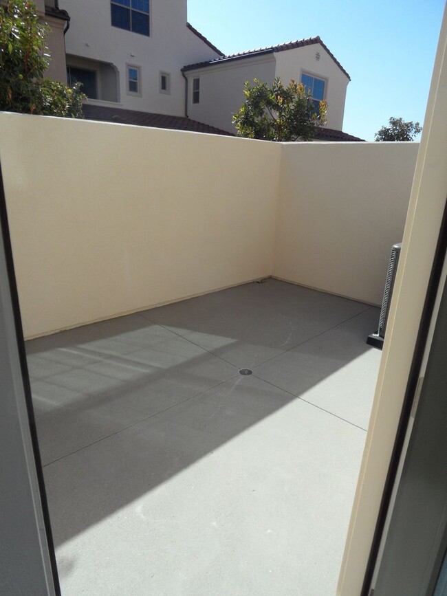 Building Photo - 4BR 3BA two-story condo with 2 Car Attache...