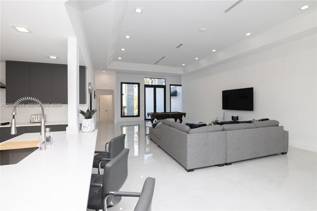 Building Photo - 201 Holiday Dr