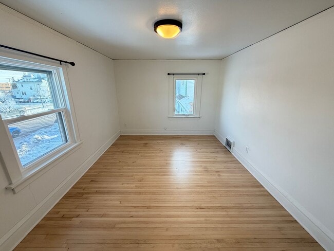 Building Photo - Remodeled 2 Bedroom - AVAILABLE 08/07/2026