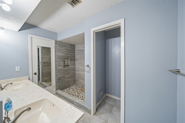 Building Photo - 416 Rolling Hills Dr W