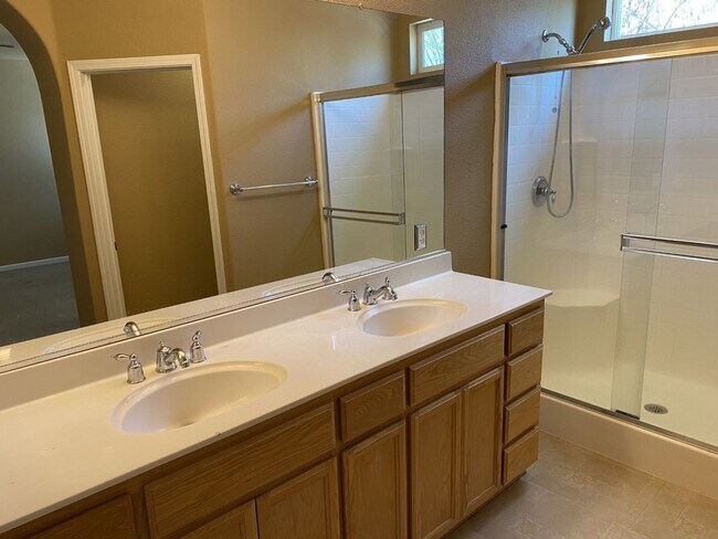 Building Photo - Newer 3 Bed, 2 Bath with HUGE Kitchen and ...