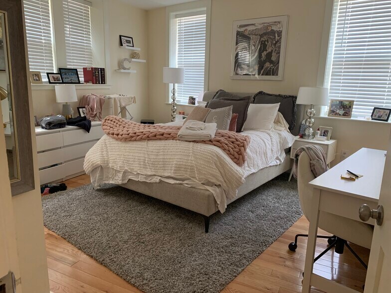 Bedroom 1 - 2025 Commonwealth Ave