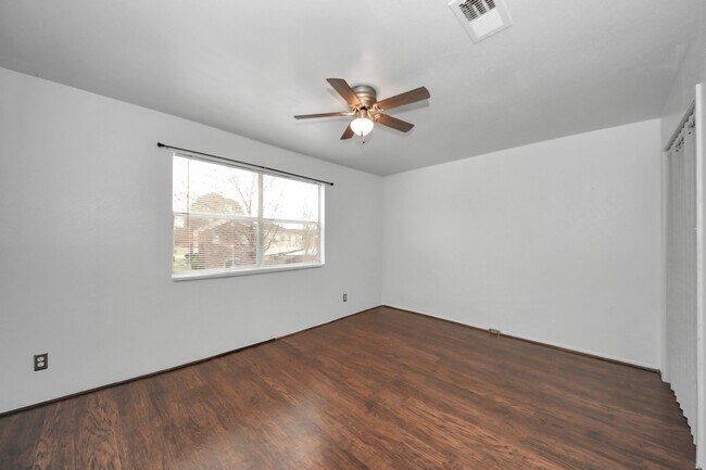 Building Photo - 7954 Grove Ridge Dr